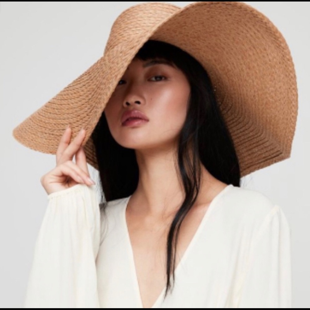 Aritzia Azure Skies Hat with black band. Size M/L.